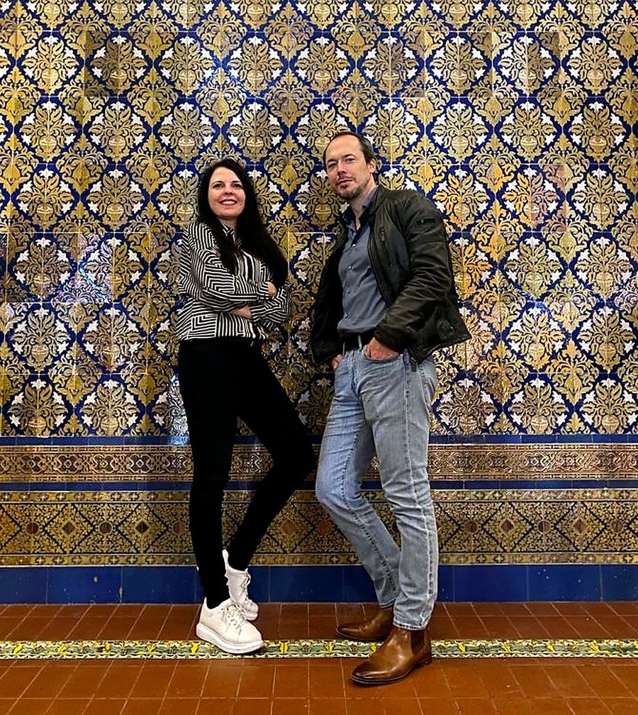 Mayella en Thomas voor een betegelde muur